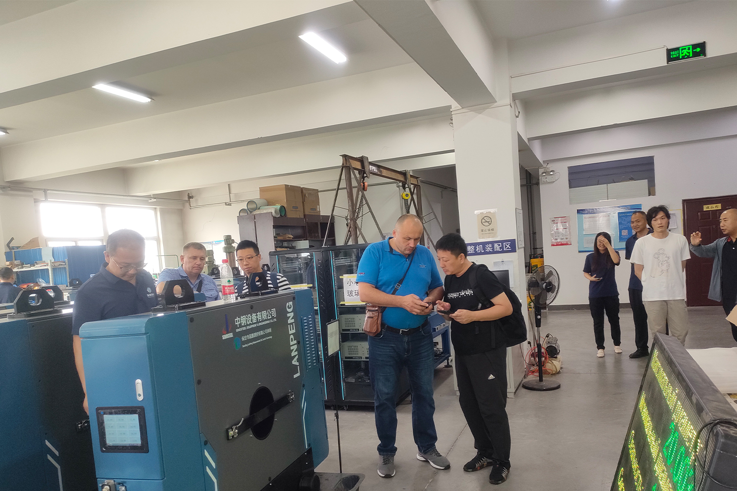 国际合作新篇章:俄罗斯客户莅临我司深入考察测径仪设备